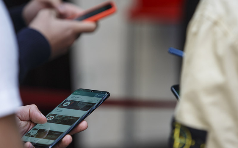 Mamma con bambino in braccio